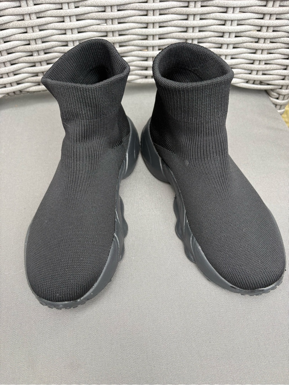New Unisex Black Kids Slip-On Sock Style Sneakers Size 34/ 2.5-3